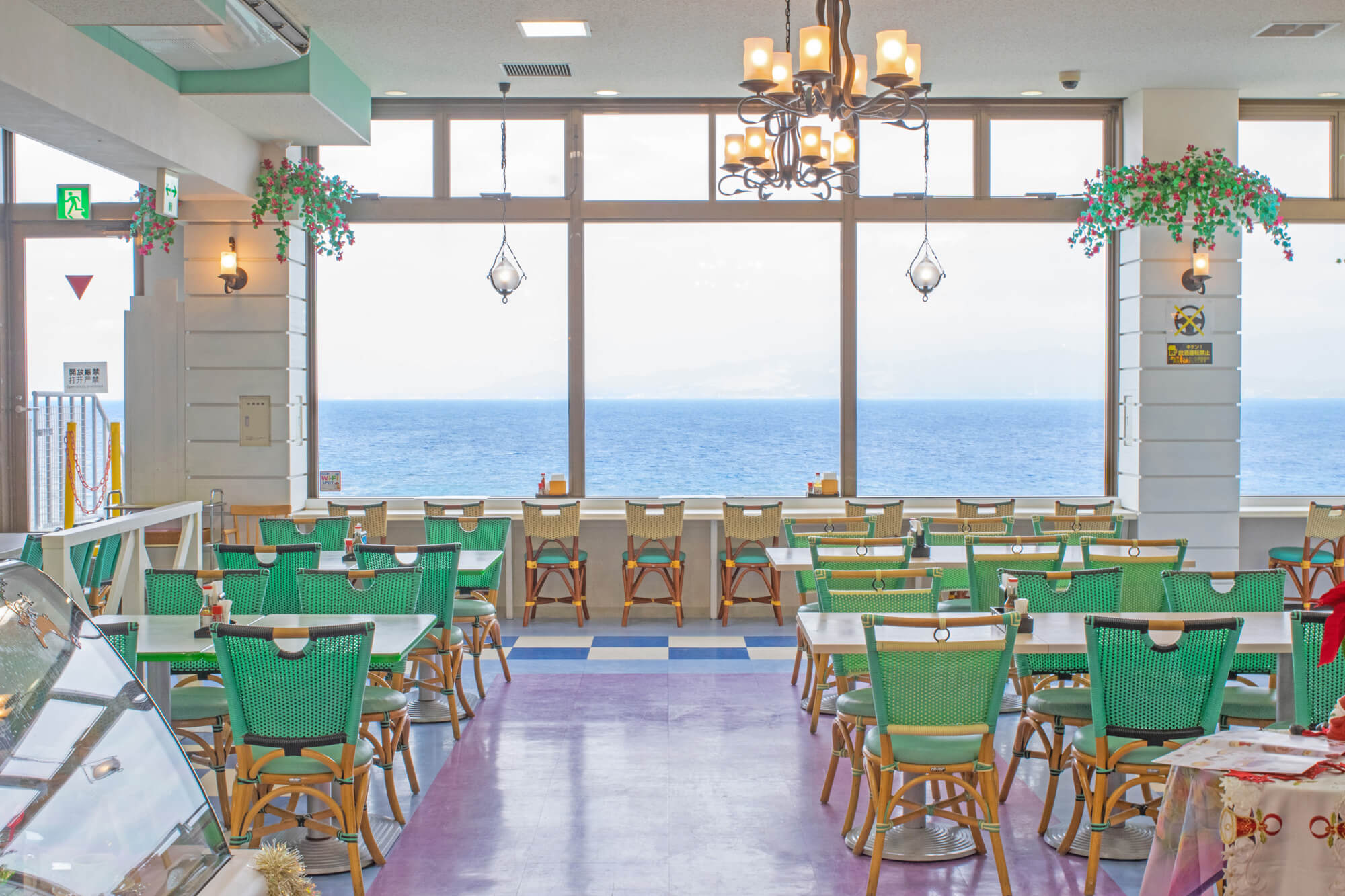 展望レストラン 美ら海の内観写真