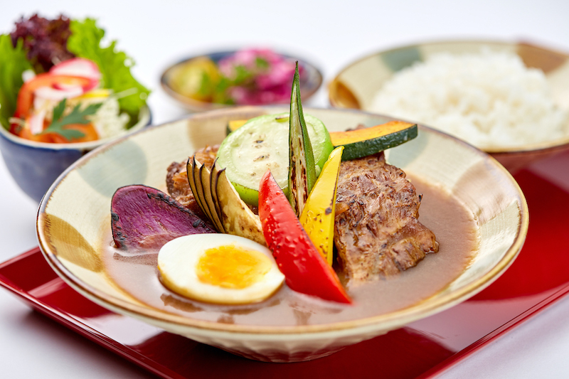 冲绳风味汤咖喱配自制软骨寿司